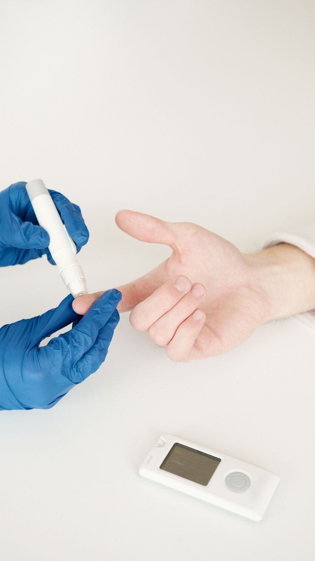 Profissional realizando exame preventivo de glicemia