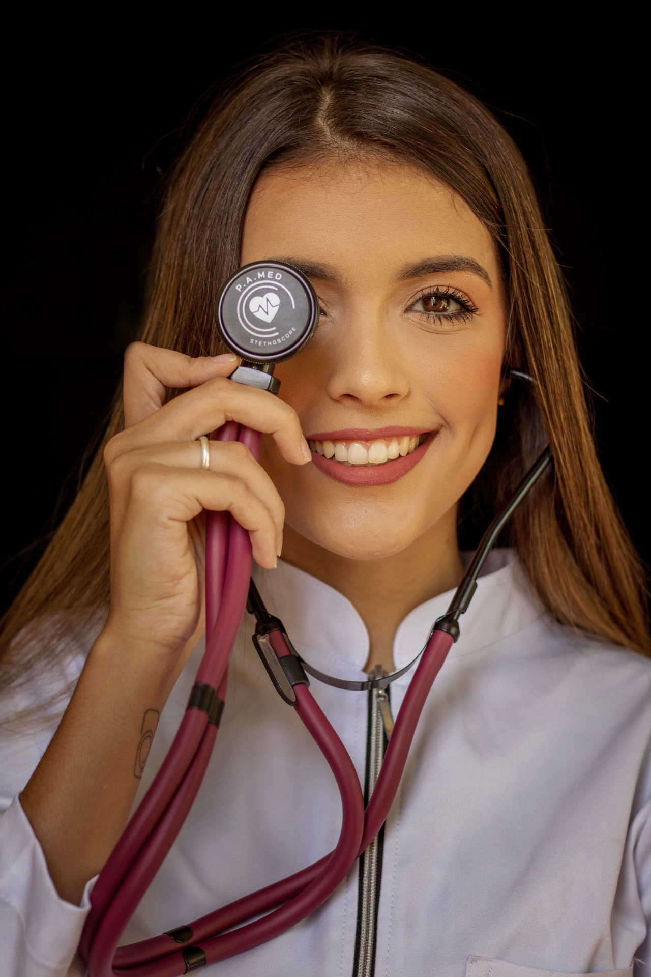 Profissional de saúde sorrindo com estetoscópio